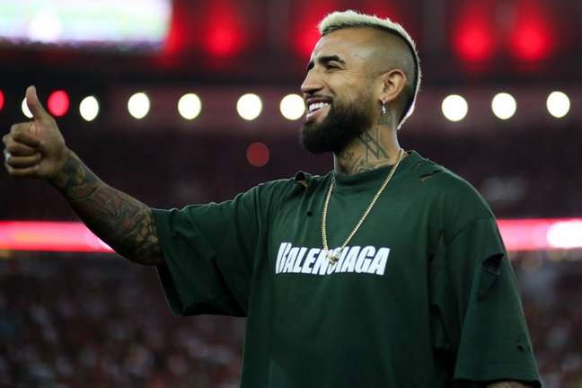 Vidal veio curtir aposentadoria, uma vida praiana, dispara ex-jogador
