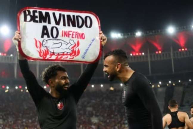 Momento em que Gabi ergue a placa em provocação ao Atlético-MG (Foto: Gilvan de Sousa / Flamengo)