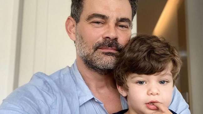 Carmo Dalla Vecchia shows his three-year-old son “stealing” his papaya