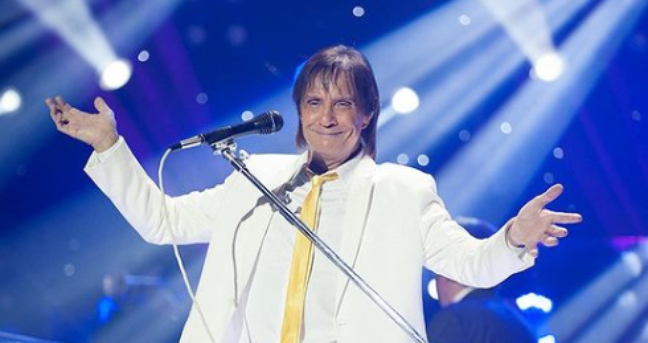 Roberto Carlos loses patience with a fan during a show;  watch the video