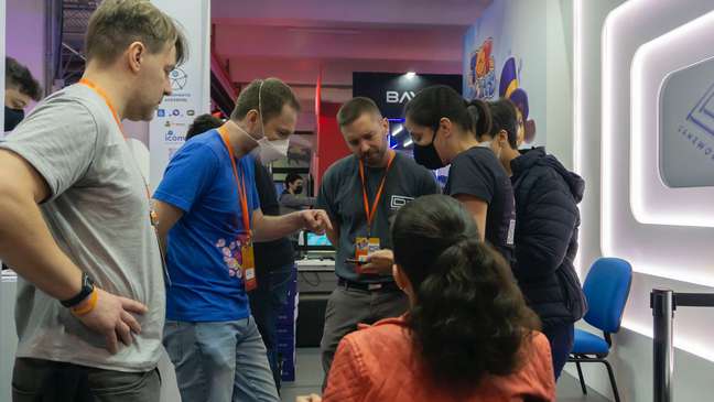 Tiago Leifert confere os jogos da DX Gameworks no BIG Festival