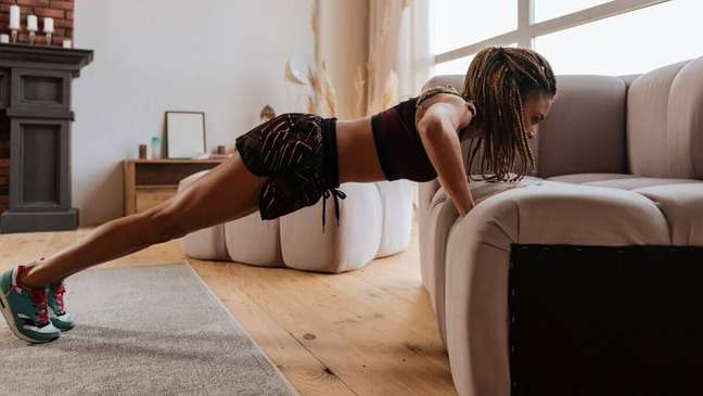 It is possible to lose weight without getting up from the sofa: 3 exercises using furniture It is possible to lose weight without getting up from the sofa: 3 exercises using furniture