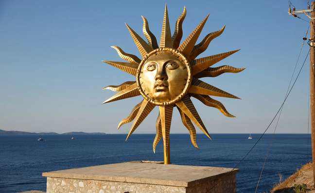 Jeff Koons creates a temple to Apollo in Greece