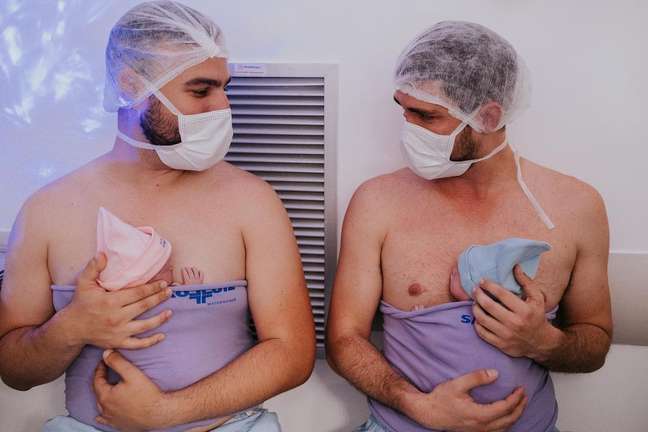O casal Robert Rosselló e Gustavo Catunda realizou um sonho e hoje são pais dos gêmeos Marc e Maya