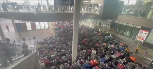 Um "mar de malas" se acumulou no aeroporto londrino