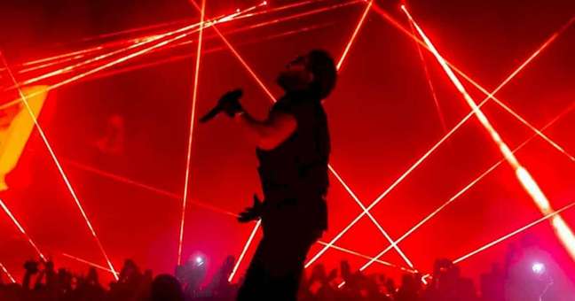 The Weeknd mentions “Anitta’s butt” during a show in the United States