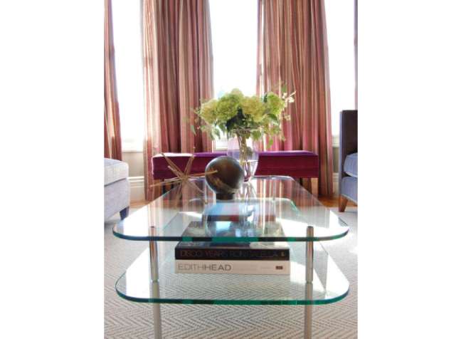 If you have a large area to cover, choose to decorate only one side to prevent the coffee table from becoming too cluttered and to ensure that you leave plenty of room for friends and family to put a cup, plate or any other personal item. If you have a large area to cover, choose to decorate only one side to prevent the coffee table from becoming too cluttered and to ensure that you leave plenty of room for friends and family to put a cup, plate or any other personal item.