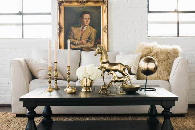 Let the objects on your coffee table tell a story of your passions and memories. Just display your favorite objects and give more personality to the environment Let the objects on your coffee table tell a story of your passions and memories. Just display your favorite objects and give more personality to the environment