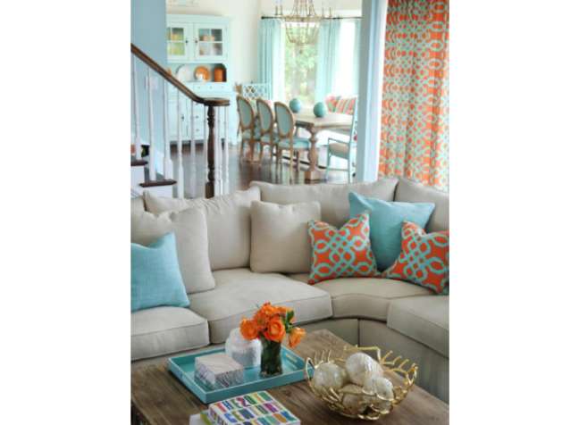 Use the color contrast: if the base of the decoration is neutral, focus on the bright tones of the table objects. The reverse is also true Use color contrast: if the base of the decoration is neutral, focus on the bright tones of the table objects. The reverse is also true