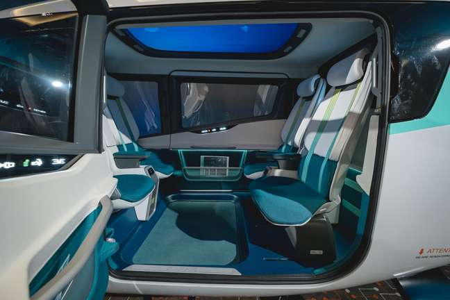 Imagem interna de carro voador el&eacute;trico apresentado pela Embraer
