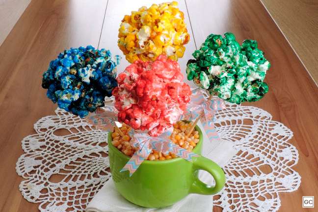 Colored popcorn on a stick - Photo: Guia da Cozinha