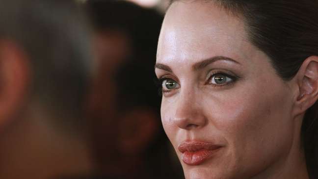 Angelina Jolie underwent surgery to remove her ovaries at age 39 because she was at risk of developing cancer Angelina Jolie underwent surgery to remove her ovaries at age 39 because she was at risk of developing cancer