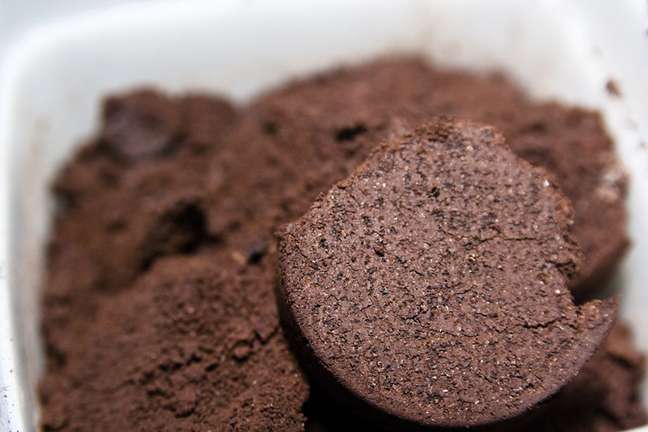 How to use coffee grounds in gardening