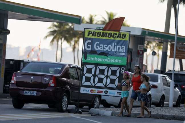 Placa de posto de gasolina no Rio de Janeiro. REUTERS/Pilar Olivares/File Photo