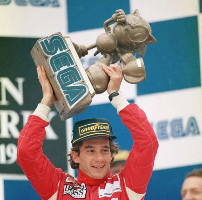 Ayrton Senna ergue troféu do Sonic