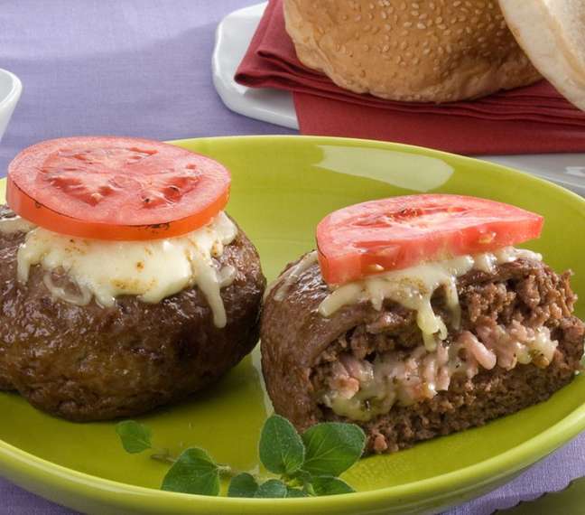 Hamburger filled with ham and cheese (Reproduction: Kitchen guide)