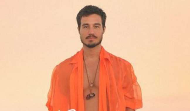 Tiago Iorc returns to the stage for a new tour, but without a show in Brazil