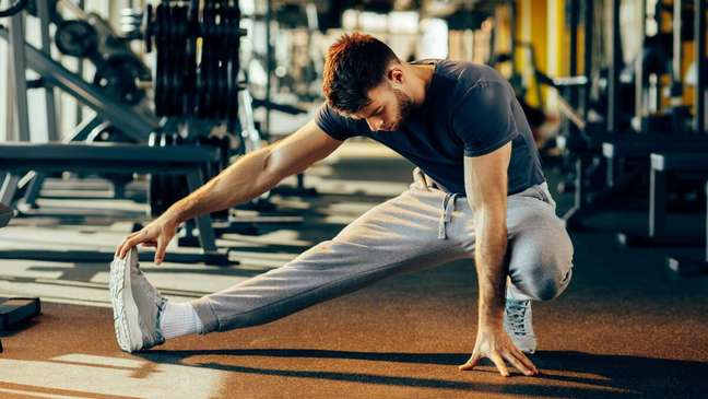 The physical therapist explains the difference between stretching and warming up