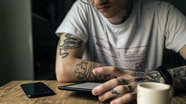 The man who reads from Kindle 