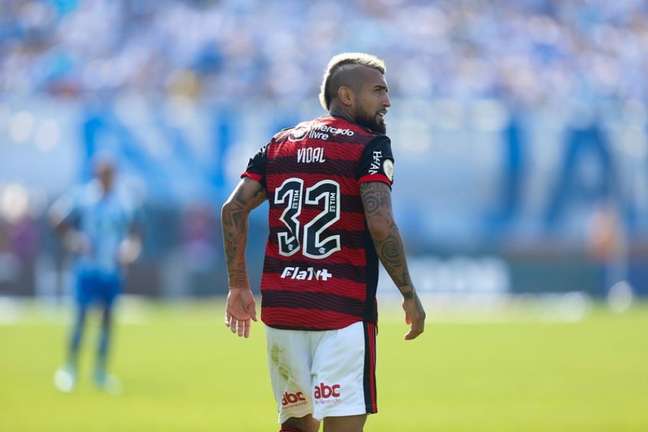Liderança, disposição e desarme crucial: primeiros minutos de Vidal no Flamengo deixam boa impressão