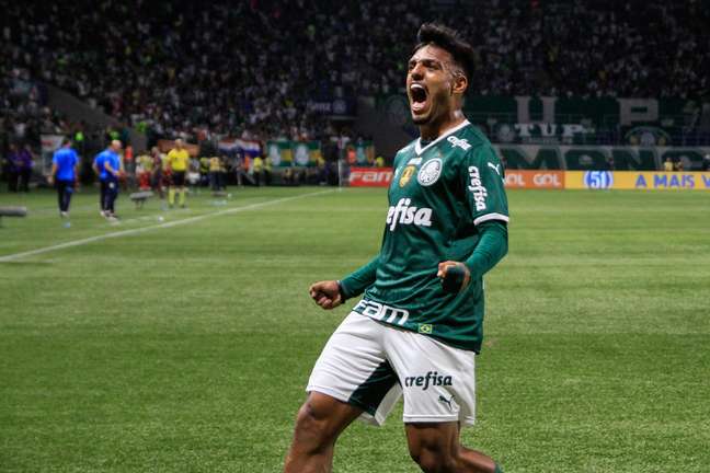 Palmeiras sofre susto no fim, mas derrota Internacional e segue líder do Brasileirão