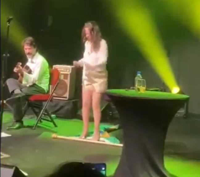 Bebel Gilberto is criticized after dancing on the Brazilian flag and apologizes Bebel Gilberto is criticized after dancing on the Brazilian flag and apologizes