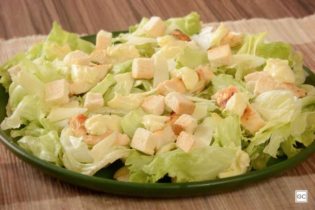 Salada com molho caesar – Foto: Guia da Cozinha