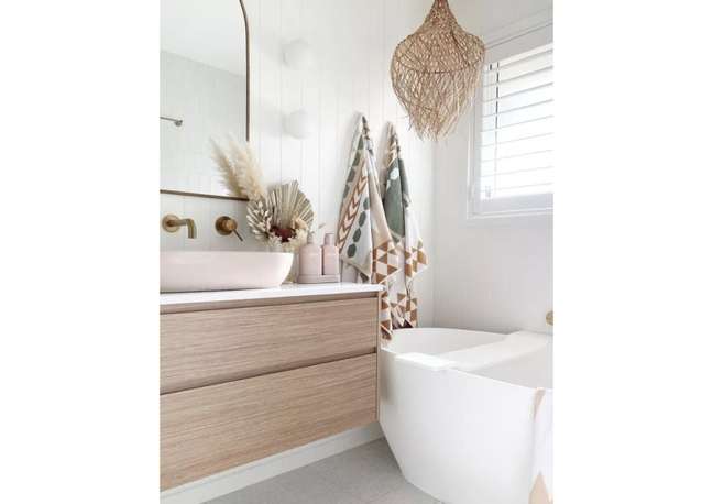 Add a touch of boho decor to your coastal bathroom by placing towels in muted colors and geometric prints and opting for a woven lamp that pretty much doubles as a work of art too. Add a touch of boho decor to your coastal bathroom by placing towels in muted colors and geometric prints and opting for a woven lamp that pretty much doubles as a work of art too.