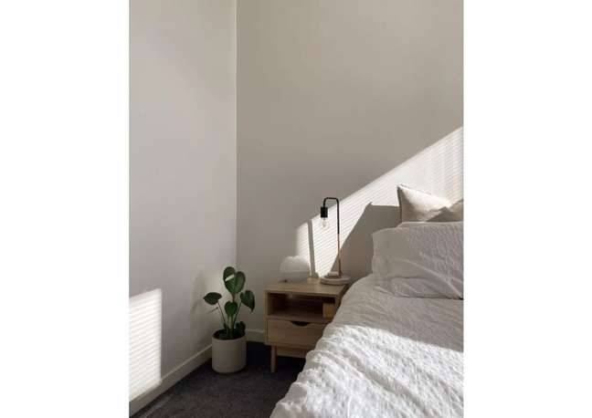 Instagrammer Anysia's bedroom is minimalist and full of light. Exposed incandescent lamps are an artistic and elegant choice. Instagrammer Anysia's bedroom is minimalist and full of light. Exposed incandescent lamps are an artistic and elegant choice.