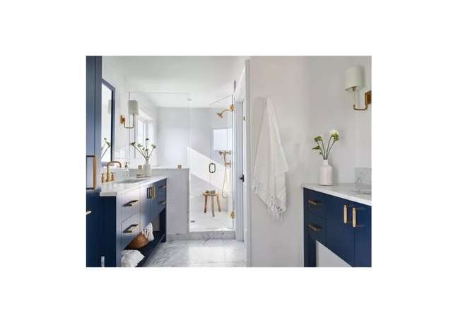 Outra maneira de introduzir um toque litorâneo no banheiro é simplesmente decorando com azuis e brancos.
