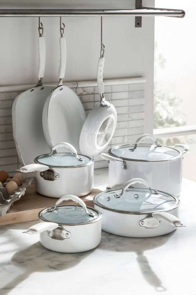 2. Prepare your game with the best white pans - Via: Residence Style