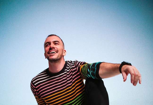 Gay Gospel Singer Rejects Church Wardrobes and Criticism: “LGBTs Are God’s Work”