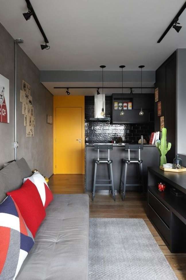 76. Apartamento industrial com cozinha preta e cinza. Fonte: Casa Vogue