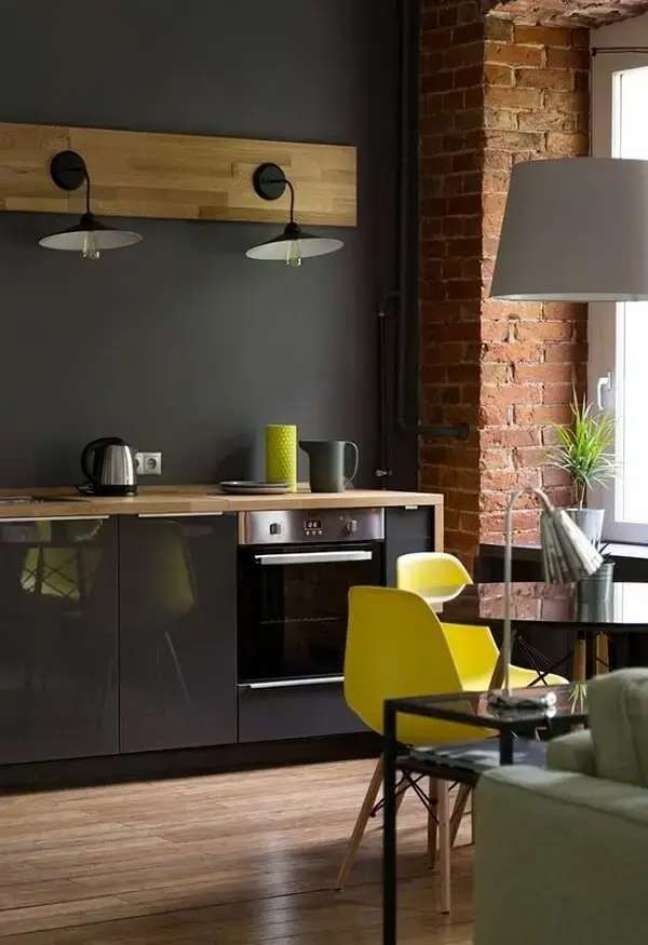 29. O amarelo das cadeiras ilumina a decoração da cozinha preta e cinza. Fonte: Área de Mulher