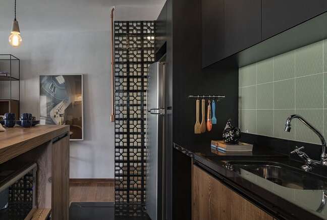 46. Cozinha preta e cinza com moveis planejados. Fonte: Estudio AMF Arquitetura