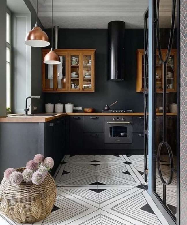 45. Cozinha preta e cinza com pendentes metálicos. Fonte: ELLE Decoration