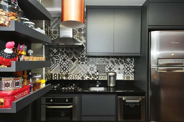 27. Modelo de cozinha preta e cinza planejada. Fonte: Condecorar Arquitetura e Interiores