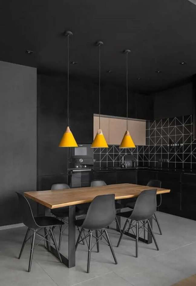54. Cozinha preta e cinza planejada com pendente amarelo. Fonte: Wood Save