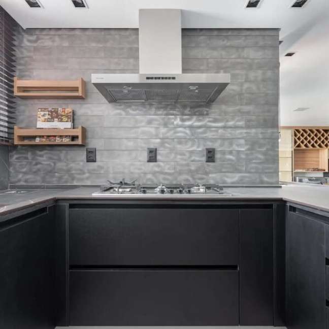 26. O cooktop de bancada decora a cozinha preta e cinza. Fonte: Carol Mancini