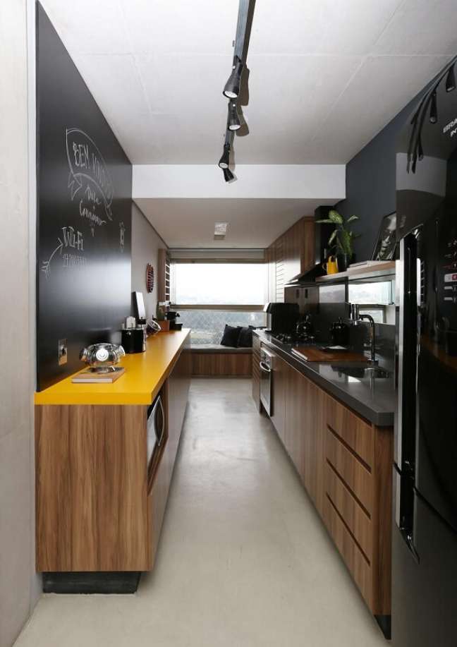 55. Cozinha planejada preta e cinza com bancada amarela. Fonte: SP Estudio