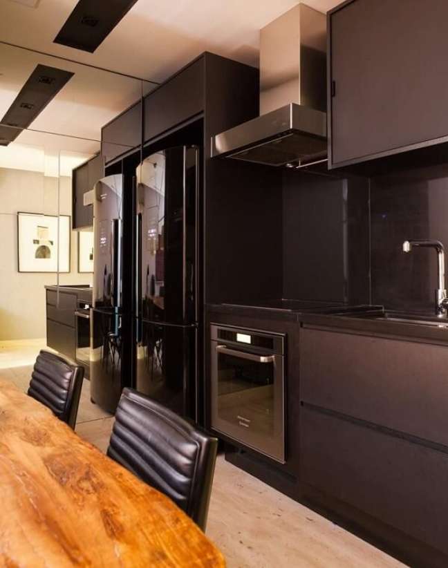 36. Duas geladeiras para cozinha preta e cinza. Fonte: Diptico Design de Interiores