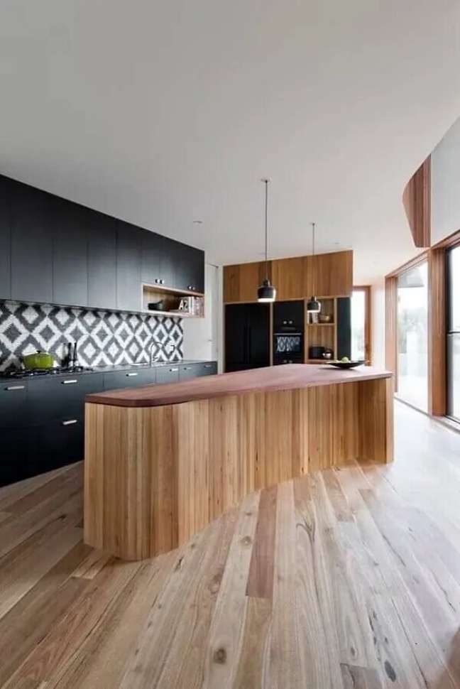 44. Cozinha preta e cinza com revestimento de estampa geométrica. Fonte: Auhuas Architecture