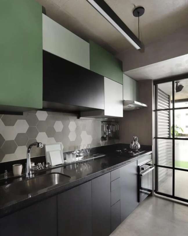 7. Projeto de cozinha preta e cinza com porta de correr com vidro canelado. Fonte: Jema Studio