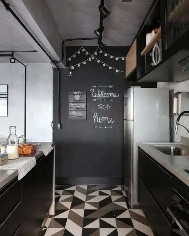 79. A tinta lousa é perfeita para decorar a cozinha preto e cinza. Fonte: Bianchi & Lima Arquitetura