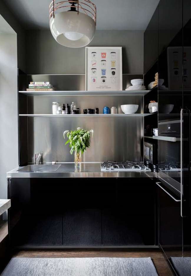 43. Cozinha preta e cinza: mix de tons que garantem modernidade e elegância. Fonte: Houzz
