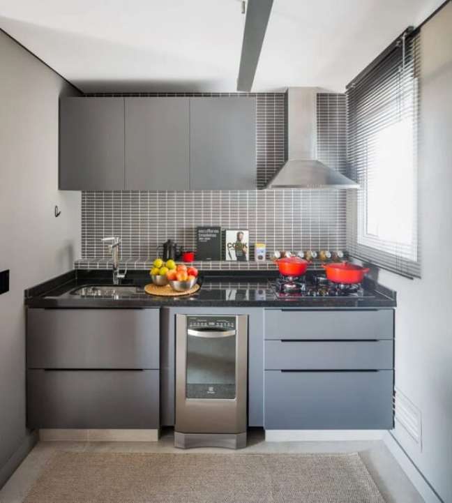 25. O revestimento destaca uma das paredes da cozinha preta e cinza. Fonte: Marcela Madureira
