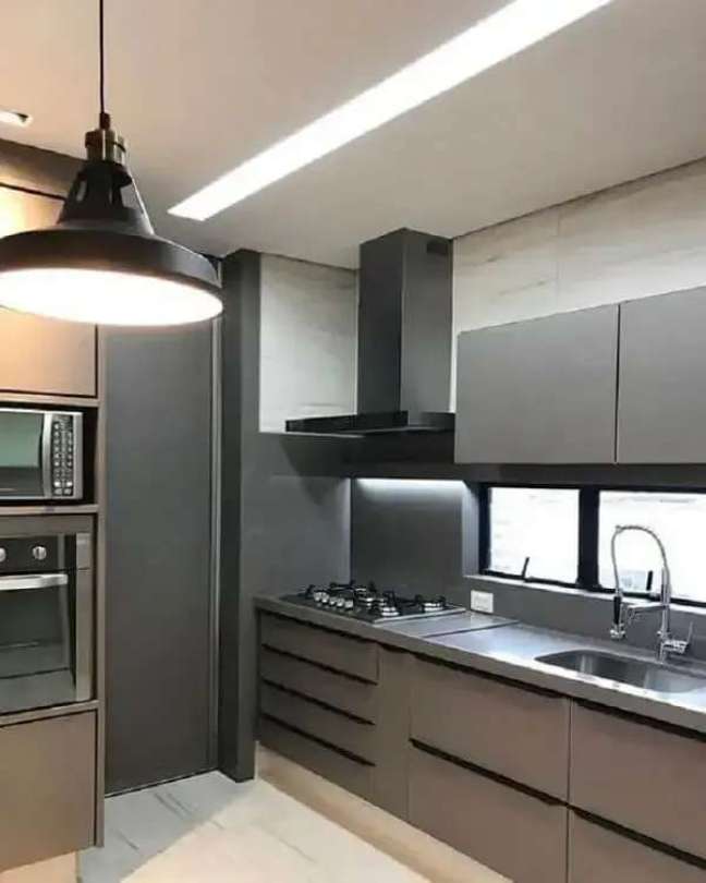 62. Cozinha com armário de cozinha preto e cinza. Fonte: Home Decor