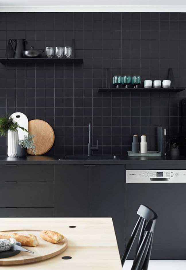 10. Puxadores discretos para a cozinha preta e cinza. Fonte: Decor Fácil