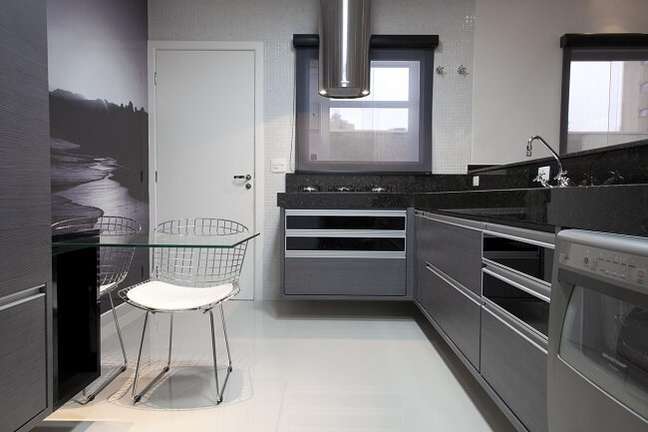 58. Cozinha compacta com decoração preta e cinza. Fonte: Andreia Medice