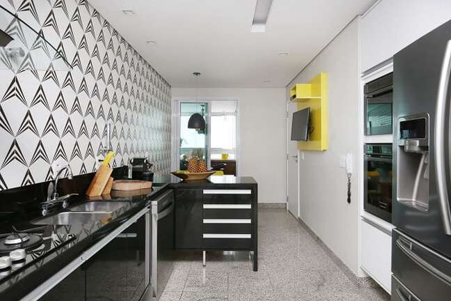 42. Cozinha preta e cinza compacta. Fonte: Renata Cafaro